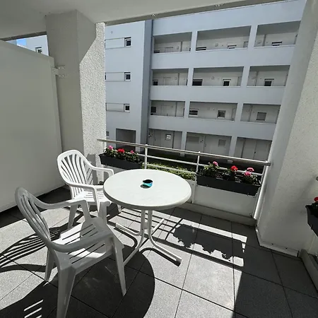 Urban Wood Loft - Modern & Stylish *